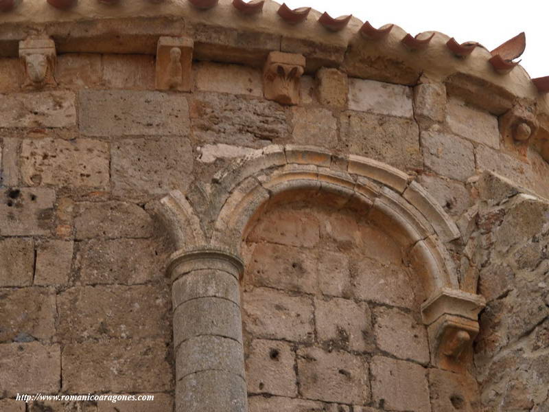 DETALLE DE LA CABECERA Y SU DECORACIÓN